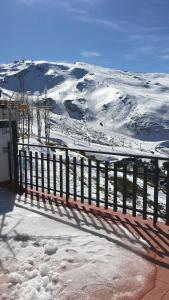 een hek voor een met sneeuw bedekte berg bij LUXURY GINEBRA in Sierra Nevada