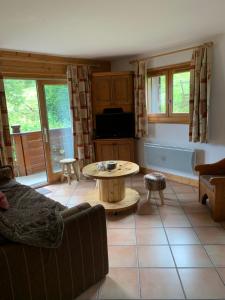 a living room with a couch and a table at La clé des montagnes in Les Houches