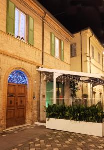 un edificio con una puerta y plantas delante de ella en casapatrizia art b&b, en Santarcangelo di Romagna