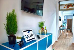 TV a/nebo společenská místnost v ubytování Apartamentos Puerta Real Sevilla