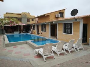 Bazén v ubytování Casa Hospedaje Playas nebo v jeho okolí