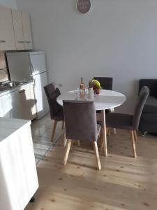 Kuchyň nebo kuchyňský kout v ubytování Sunshine Apartment Sovlje