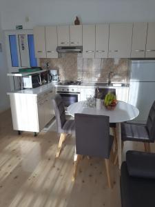 Kuchyň nebo kuchyňský kout v ubytování Sunshine Apartment Sovlje