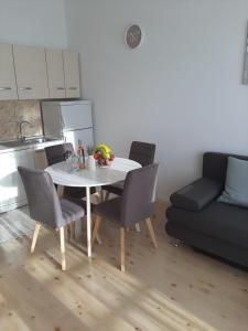 Kuchyň nebo kuchyňský kout v ubytování Sunshine Apartment Sovlje