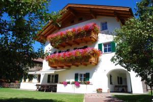 Villa Anna في سويسي: مبنى ابيض عليه علب ورد