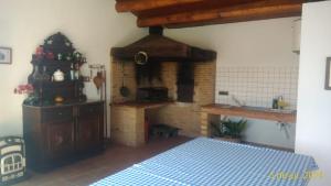 uma cozinha com um forno de tijolos num quarto em CAN SIMON em San Dalmay
