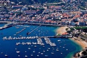 - une vue aérienne sur un port avec des bateaux dans l'eau dans l'établissement Apartamento con piscina y terraza al lado de la playa, à Baiona