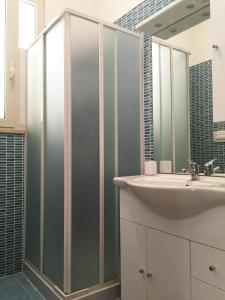 La salle de bains est pourvue d'un lavabo et d'une douche. dans l'établissement Casa Mabele, à Porto Cesareo
