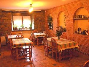 a restaurant with tables and chairs in a room at Hotel Rural El Rincón de Gadea in Santa Gadea
