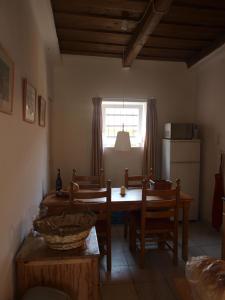 jadalnia ze stołem i krzesłami oraz oknem w obiekcie Rozsa Haz w mieście Csernely