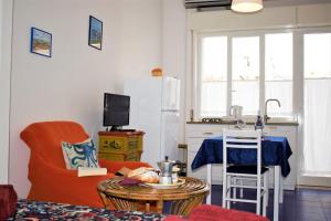uma sala de estar com uma mesa e uma cozinha em Primavera apartment em Mazzeo