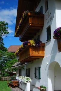un edificio con cajas de flores y balcones en él en Villa Anna, en Siusi