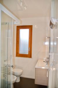 Koupelna v ubytování BeachFront Rooms Marina di Ragusa + 32 fotografií