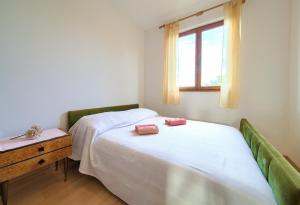 1 Schlafzimmer mit 2 Betten, einer Kommode und einem Fenster in der Unterkunft Rasopasno Apartment with terrace and private parking in Rasopasno