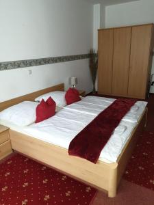 Postel nebo postele na pokoji v ubytování Hotel Eigelstein