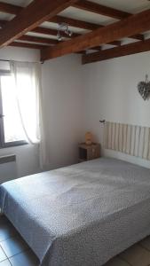 um quarto com uma cama grande num quarto em Gîte les Cyprès (Bastide Sainte Agnès) em Carpentras