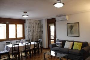 una sala de estar con un sofá y una mesa en Mi Paz, en Cuenca