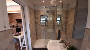 a bathroom with a shower and a sink at 4 Sterne Wohnen "Zum alten Forsthof" am Schlosspark, App 3 "wunnerbor" in Eutin +26 photos