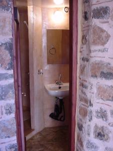 uma casa de banho com um lavatório e um espelho em ΕΥμορφο σαν Παραμύθι ΤΗΛΙΑ em Áno Kalívia