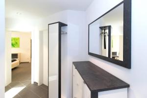 ein Spiegel hängt an einer Wand in einem Zimmer in der Unterkunft Appartement Neuenstadt in ruhiger Lage im Wohngebiet in Neuenstadt am Kocher + 1 Foto