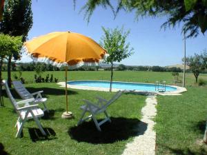 The swimming pool at or close to Villa Casalunga