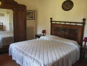 A bed or beds in a room at Villa Casalunga
