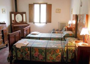 A bed or beds in a room at Villa Casalunga