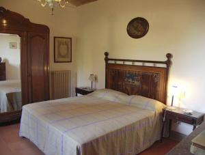 A bed or beds in a room at Villa Casalunga
