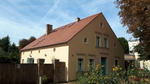 Casa blanca con techo rojo en Blumenhaus, en Velten