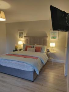 um quarto com uma cama e uma televisão de ecrã plano em Apartment em Letterkenny