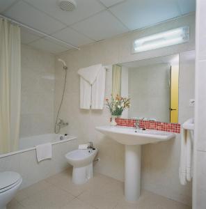Vonios kambarys apgyvendinimo įstaigoje Apartments Lloret Sun