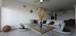 坎昆的住宿－Cancun Amara，客厅配有沙发和桌子