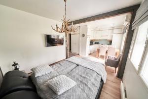 a bedroom with a bed and a living room at Apartments Huili in Tahkovuori