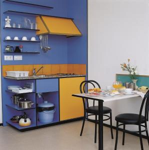 een kleurrijke keuken met een tafel en stoelen bij Apartments Lloret Sun in Lloret de Mar