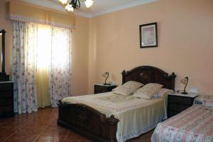 a bedroom with two beds and a window at Casa juan in Algodonales