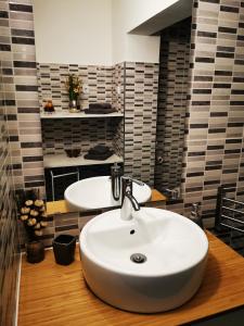 ブダペストにあるKST Apartmanのバスルーム(白い洗面台、鏡2つ付)