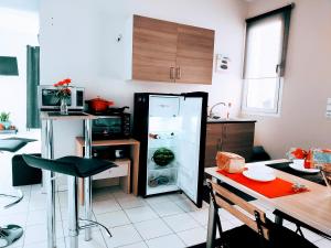Kuchyňa alebo kuchynka v ubytovaní STUDIO POSEIDONIA apartment 75sqm CORINTH CANAL