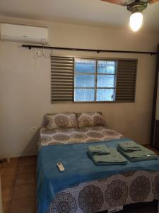 Uma cama ou camas num quarto em DOURADOS GUEST FLAT HOUSE