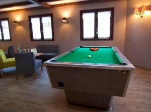 Billiards table sa Hôtel Le Bellevue