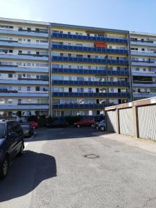 a parking lot in front of a large building at Apartment am Park in Duisburg