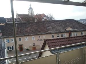 een uitzicht vanuit het raam van een gebouw bij Pension Wauri , Ferienwohnung ' SCHÖNBUCH ' , zweites Obergeschoss in Waldenbuch