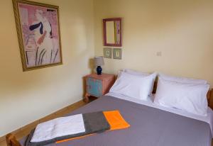 Una cama o camas en una habitación de Marianna Cottage
