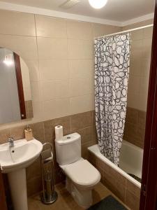 サン・イシドロにあるApartment White Moonのバスルーム(トイレ、洗面台、シャワー付)
