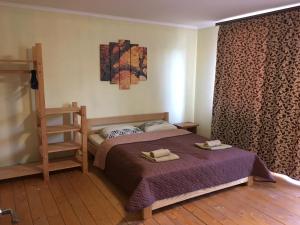 ein Schlafzimmer mit einem Bett, auf dem zwei Handtücher liegen in der Unterkunft HOTEL BOBROvski in Jassinja