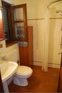 a bathroom with a toilet and a sink at Villa Il Cerro in Radicofani