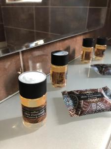 un comptoir avec deux bouteilles de miel et un sac de cacahuètes dans l'établissement Del Mar Apartments II, à Agia Triada