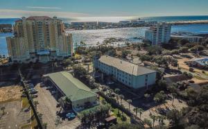 フォート・ウォルトン・ビーチにあるDays Inn by Wyndham Fort Walton Beachの建物と水辺の空中の景色