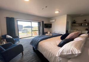 Postel nebo postele na pokoji v ubytování Sky Suites - Lake Pukaki, Mount Cook