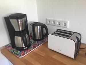 eine Kaffeemaschine und ein Toaster auf der Theke in der Unterkunft Ferienwohnung Kliniknähe mit Blick ins Grüne in Tübingen