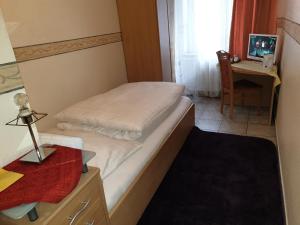 Postel nebo postele na pokoji v ubytování Hotel Eigelstein